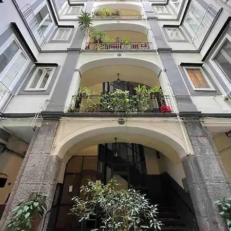 Dadedo' -monolocale Tra Plebiscito Toledo E Chiaia Неаполь